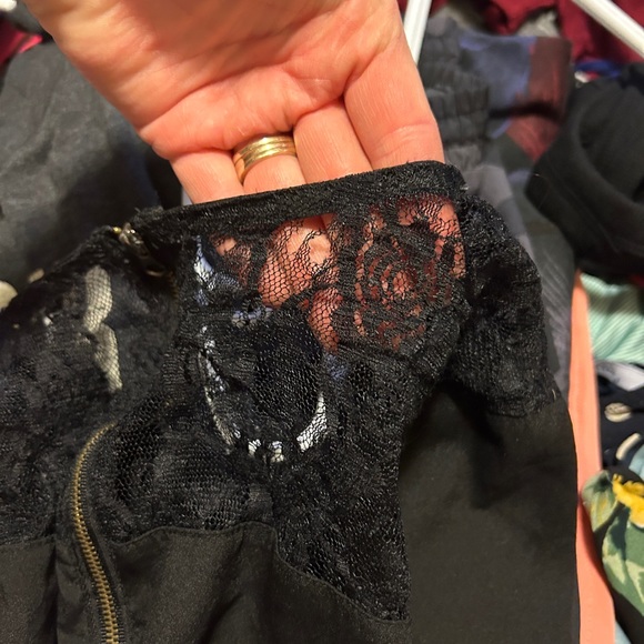 Bluenotes lace top Tee- open zipper back. - Picture 4 of 4